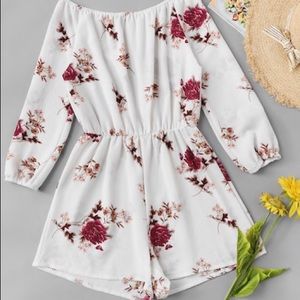 Off shoulders floral romper